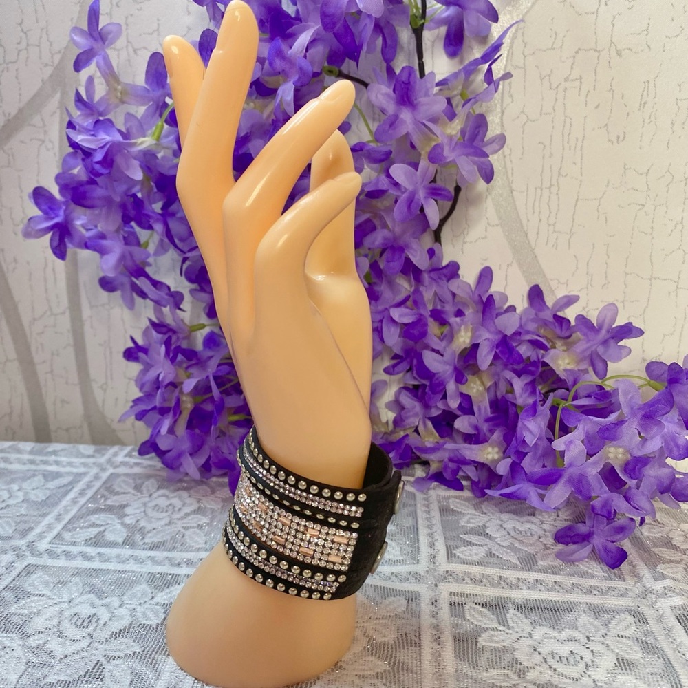🌷 Y2K 🌷 Suede Type Black and Silver Crystal Snap Button Bracelet - Picture 4 of 8